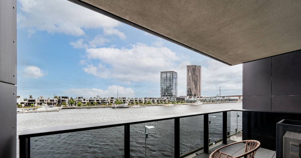 1 Bedroom Apartment Absolute Waterfront - Photo 12