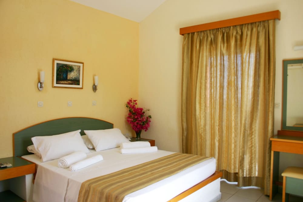Double or Twin Room, Partial Sea View - Photo 2