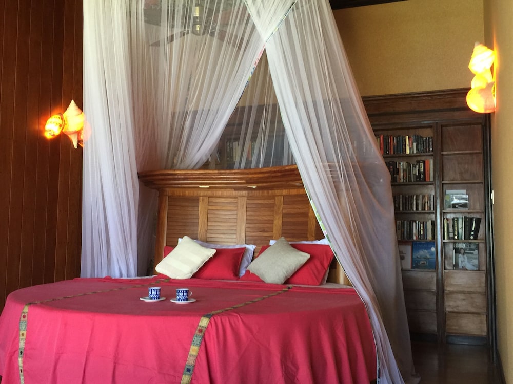 Deluxe Suite, 1 King Bed, Private Bathroom, Partial Sea View photo 1