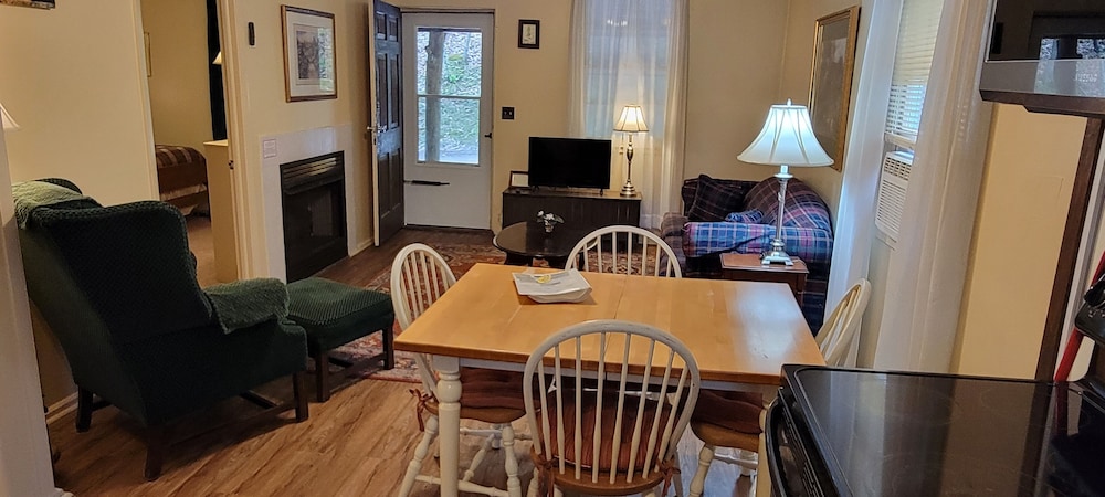 Family Cabin, 2 Bedrooms (Queen Cabin) photo 2