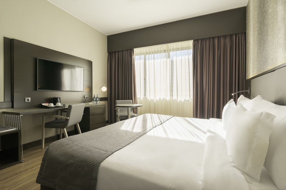 Premium Twin Room thumbnail 5