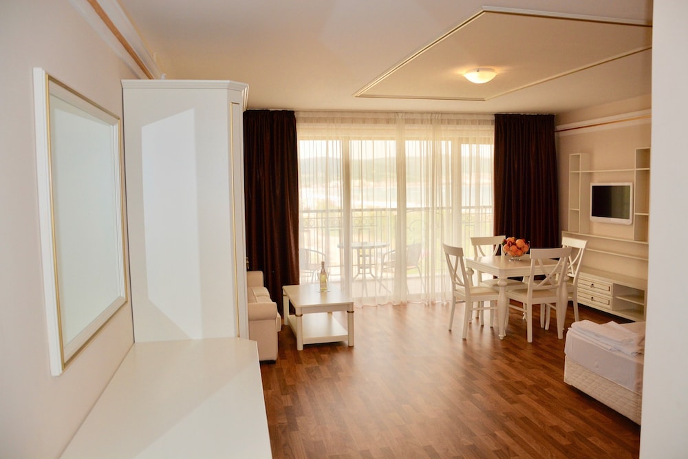Deluxe Studio, Partial Sea View