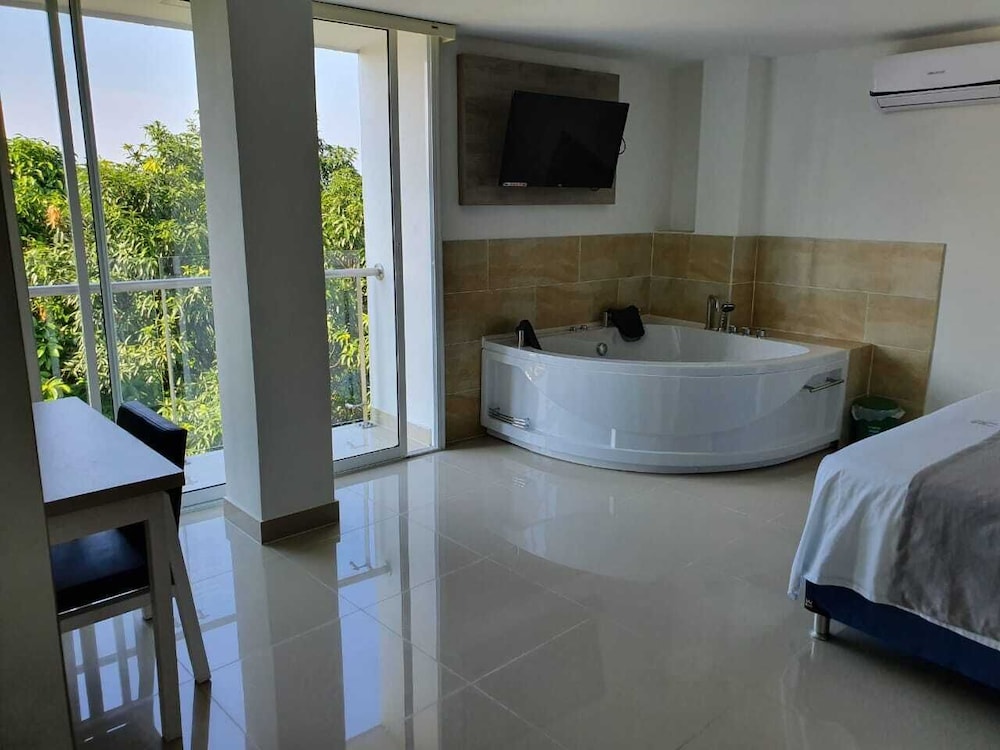 Luxury Room, 1 King Bed, City View photo 2