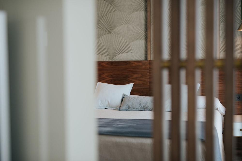 Junior Suite, 1 Queen Bed with Sofa bed, Sea View - Photo 15