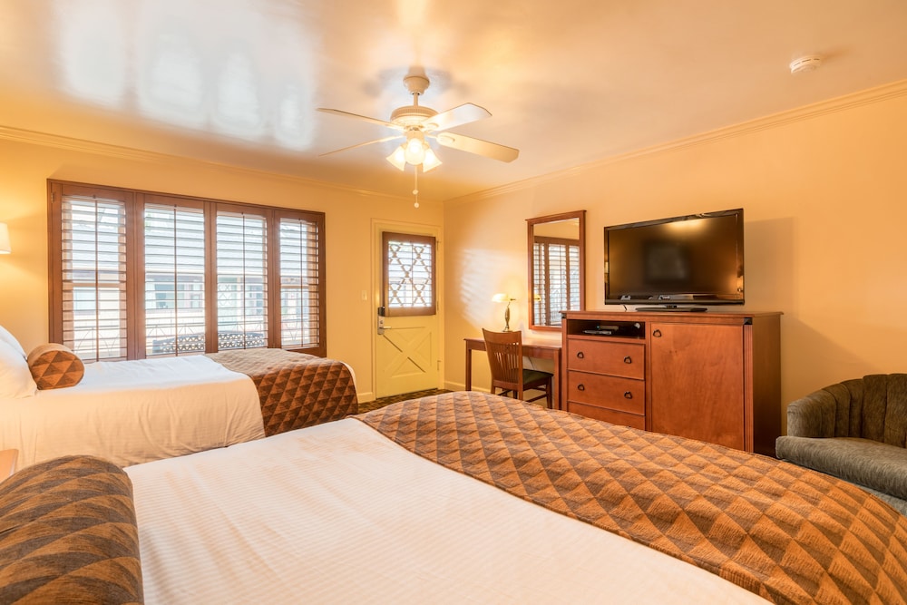 Standard Room, 2 Queen Beds - Photo 6