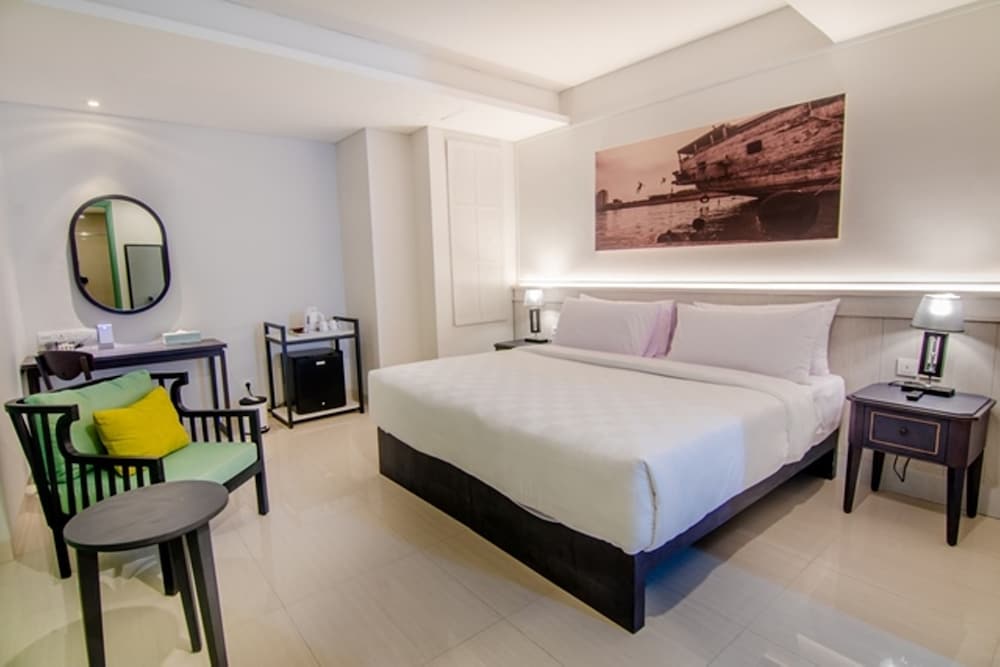 Executive Suite - Photo 7