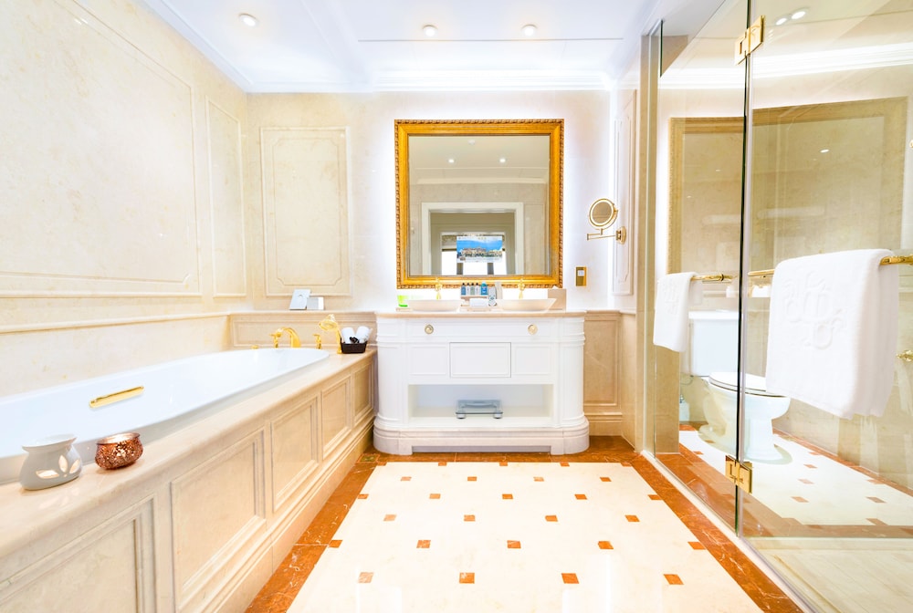 One Bedroom Suite with Sea View, Balcony - Photo 4