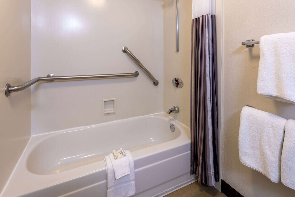 Executive Room, 1 King Bed, Accessible, Non Smoking (Mobility, Bathtub w/Grab Bars) - Photo 4