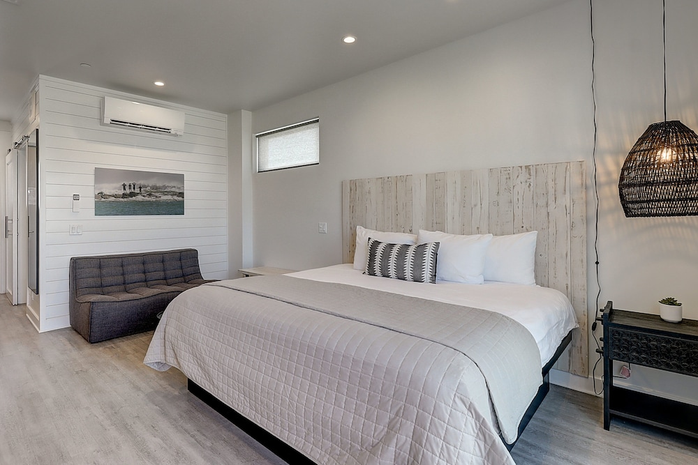 Standard Room, 1 King Bed with Sofa bed, Patio, Pool View (Studio w/ Patio - King Bed & Sofa Bed) photo 2
