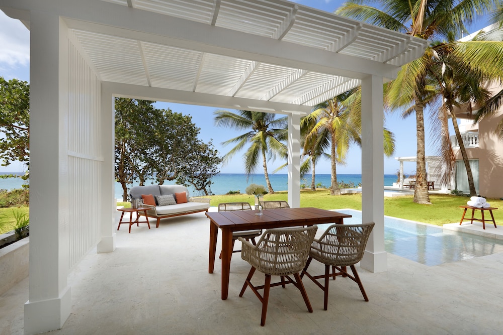 Superior Suite Private Pool Oceanfront View thumbnail 5