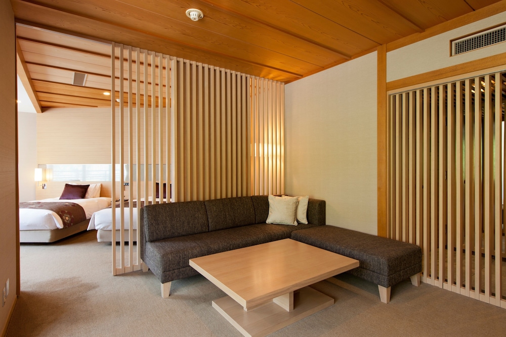 Deluxe Room, Non smoking (Japanese/Western Style, 2 bed + 6 Futon), Mountain View (99sqm)