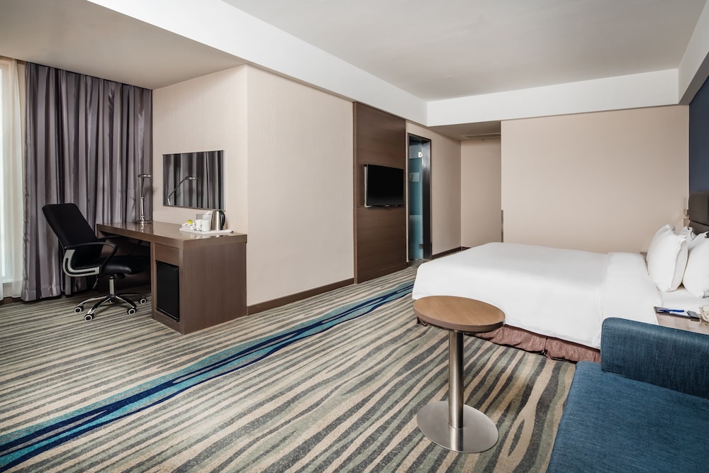 Suite (Atrium View)
