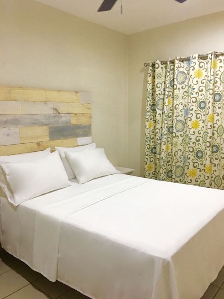 Queen Poolside Room photo 3