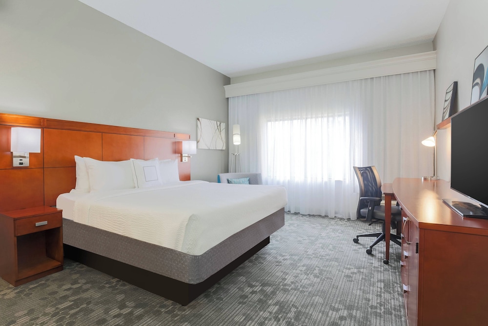 Executive Suite, 1 King Bed (Hearing Accessible)