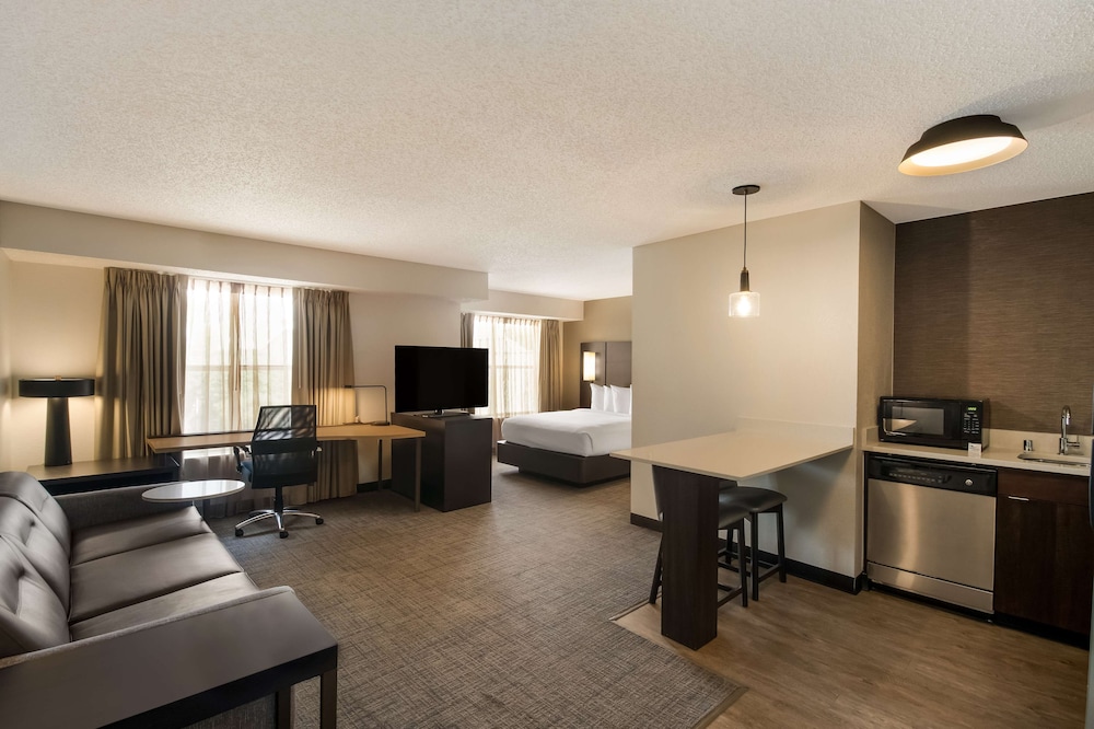 Room, 1 Queen Bed with Sofa bed, Accessible (Mobility Roll in Shower)