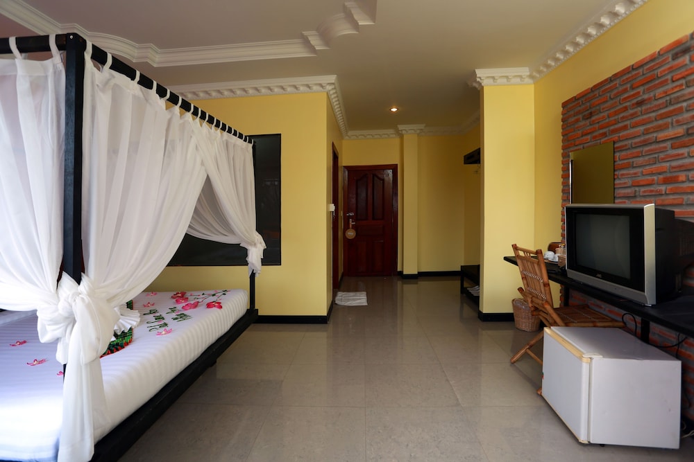 Deluxe Double Room, Balcony, Pool View (Free Bus Station Pick Up) photo 2