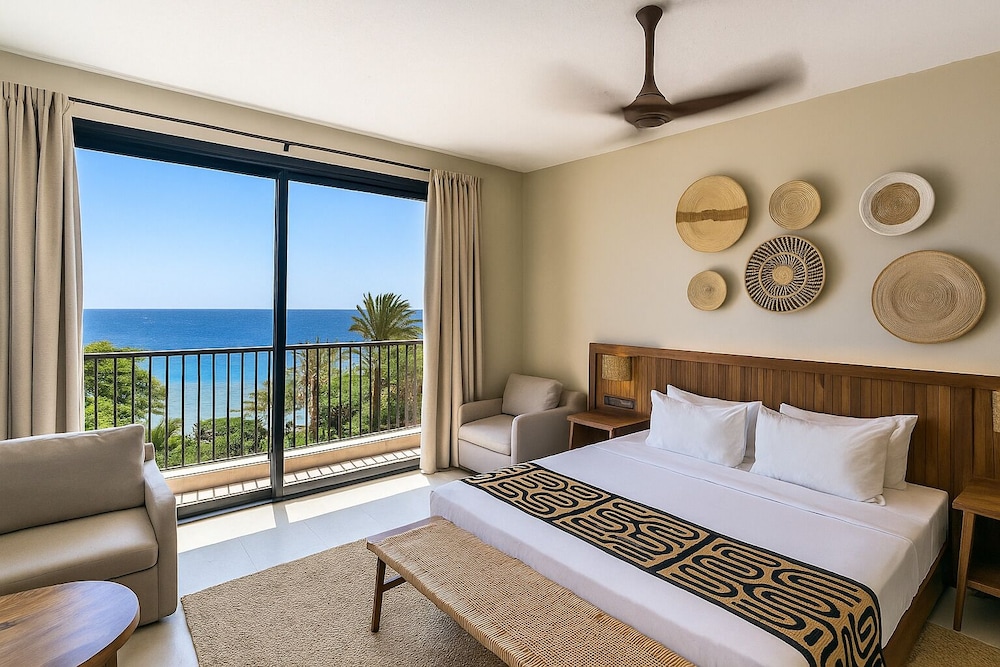 Deluxe Room (1 King or 2 Twin, Front Ocean View)