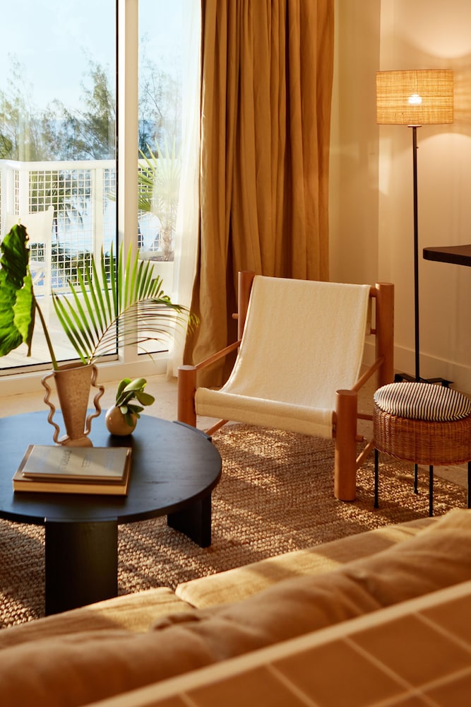 Suite, 1 King Bed (One Bedroom Oceanfacing Penthouse Sui) photo 3