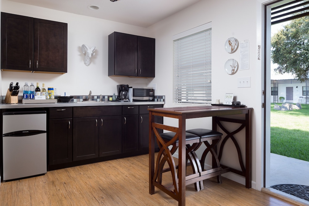 Signature Room, 1 King Bed with Sofa bed, Courtyard View (3) photo 3