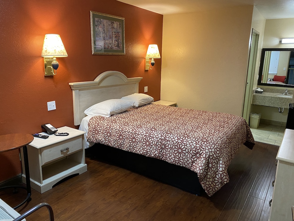 Standard Room, 1 Queen Bed photo 1