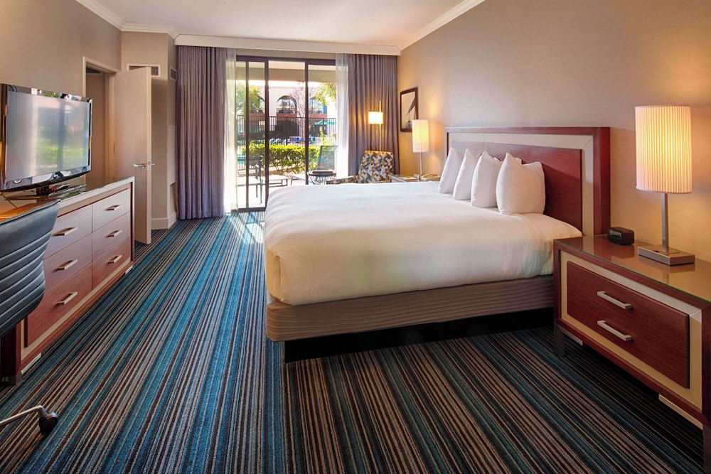 Suite, 1 King Bed, Accessible