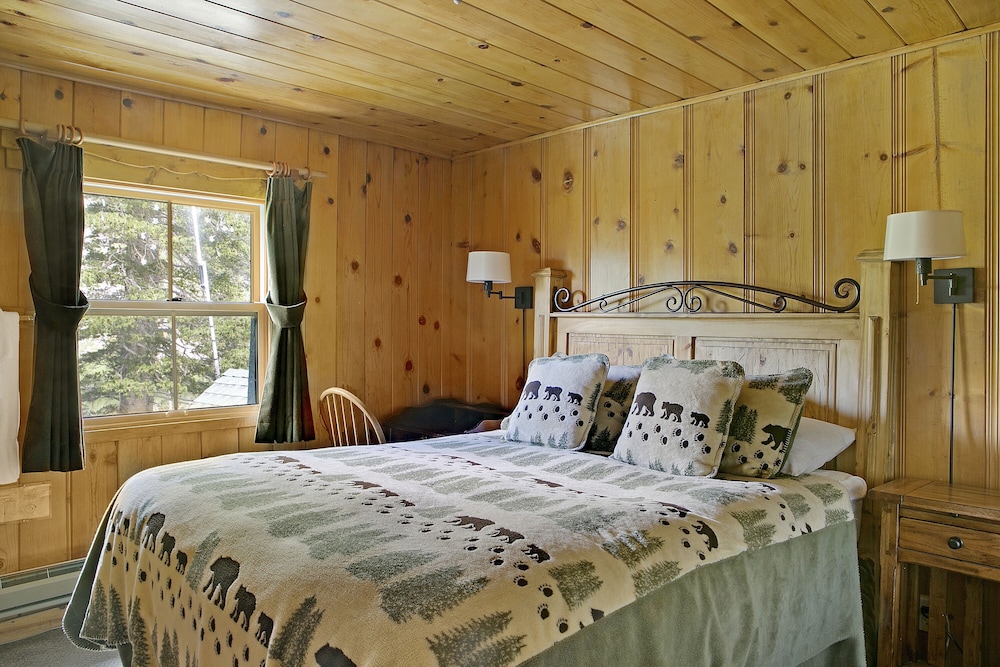 Room (Lodge Room with Shared Bath-No Pets) - Photo 1