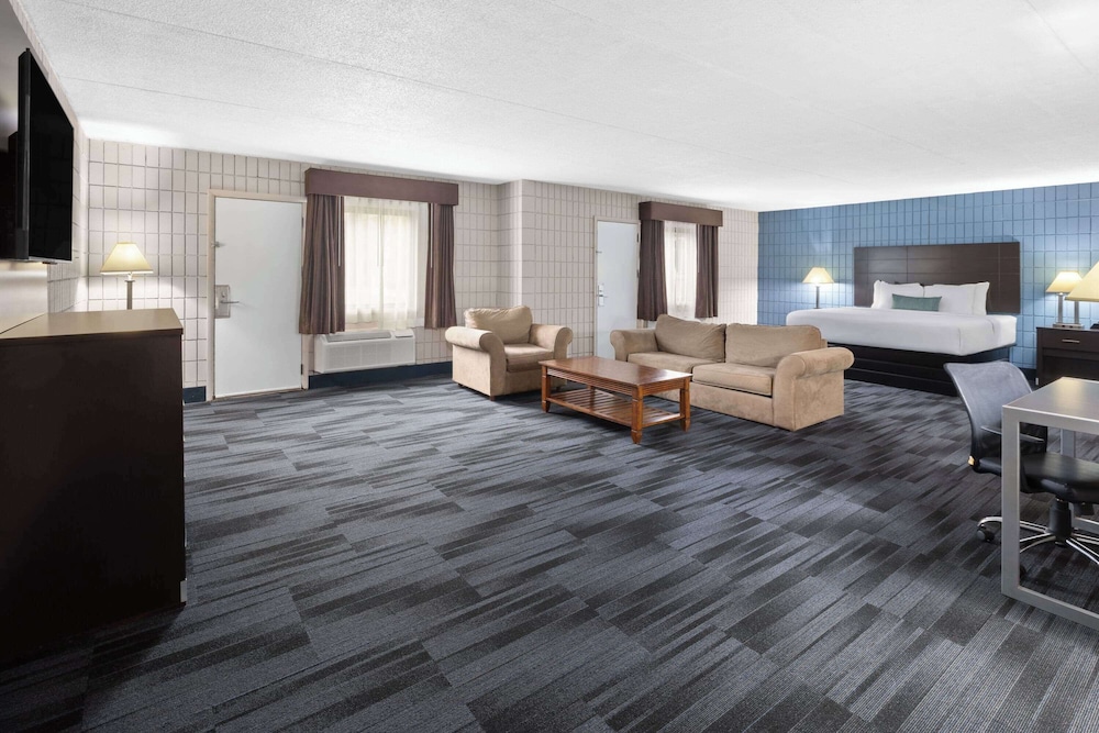 Suite, 1 King Bed, Non Smoking - Photo 1