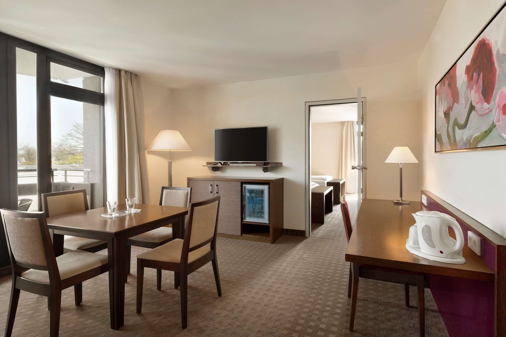 Suite, 1 King Bed, Non Smoking photo 2