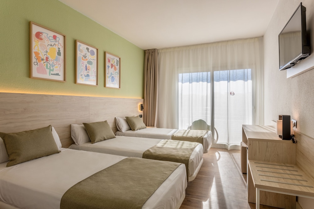 Habitación Triple (2 Adultos y 1 Niño) con Terraza