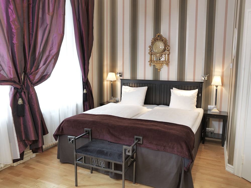 Deluxe Room, 1 Queen Bed, Non Smoking (1 Queen bed or 2 Twin Beds)