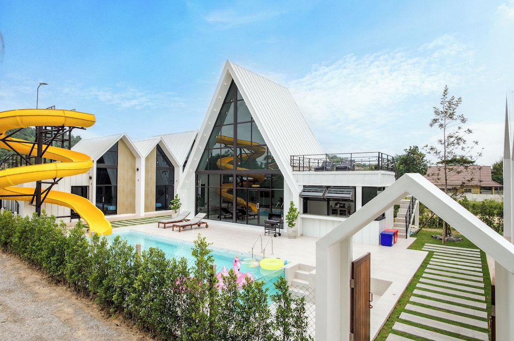 Eight-Bedroom Villa - Photo 22