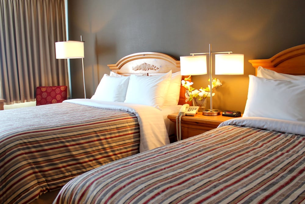 Standard Room, 2 Queen Beds, Lake View photo 3