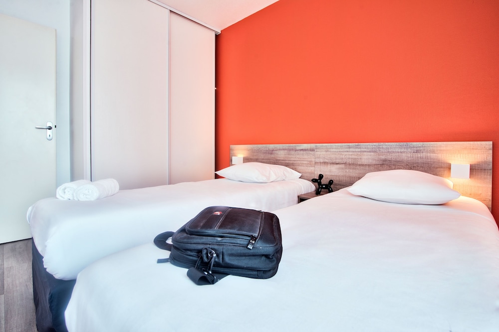 Standard Room, Multiple Beds, Non Smoking - Photo 2