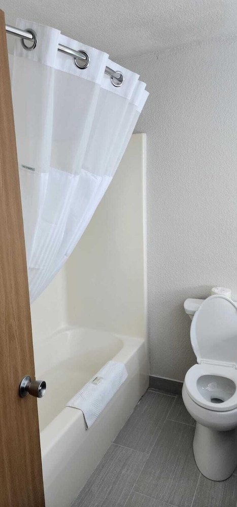 Room, 2 Queen Beds, Non Smoking (No Elevator Access) - Photo 4