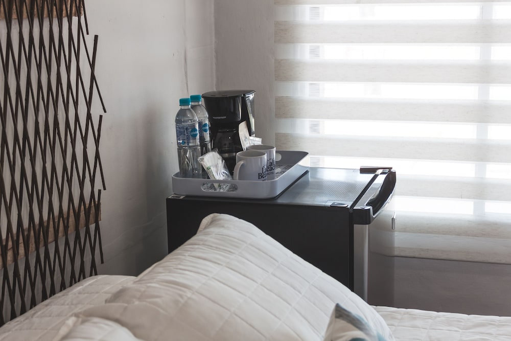 Comfort Single Room, 1 Queen Bed, Private Bathroom, Beach View photo 2