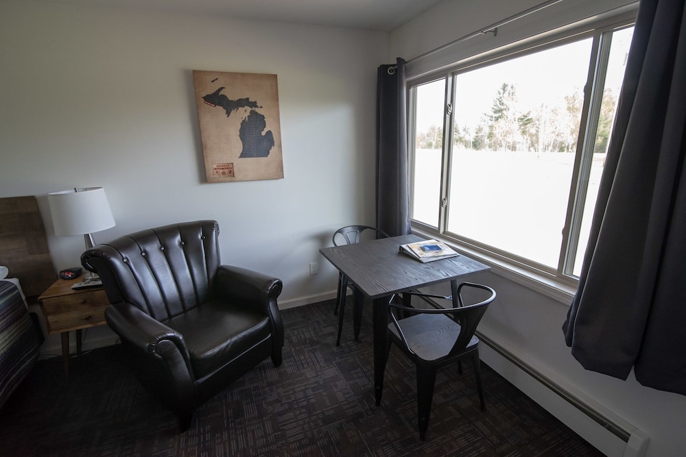 Standard Room, 1 Queen Bed, Refrigerator & Microwave (Room 8) photo 1