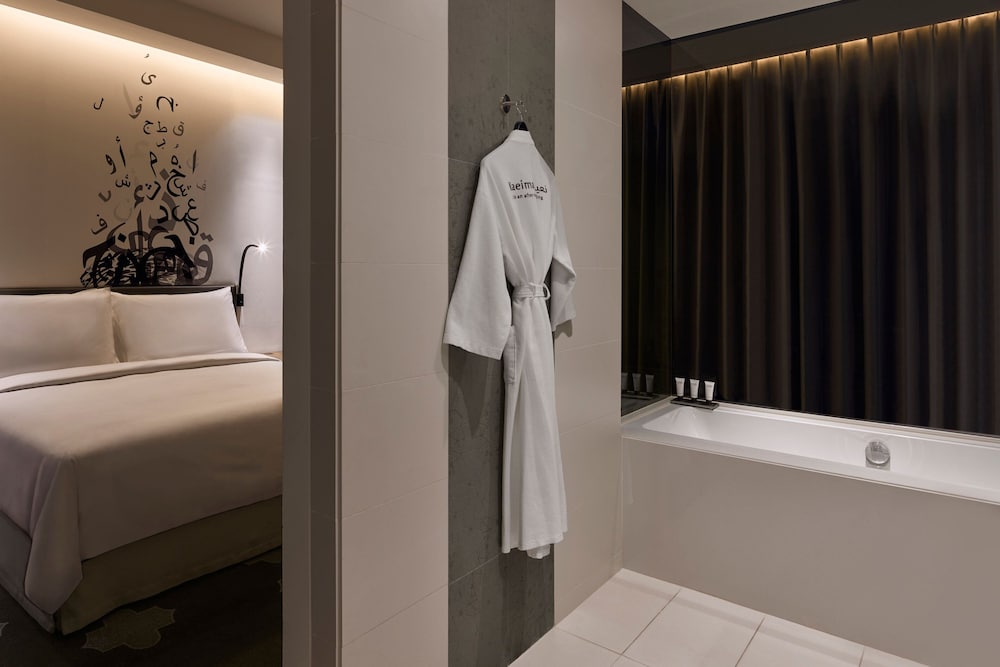 Deluxe Room, 1 King Bed, City View - Photo 3
