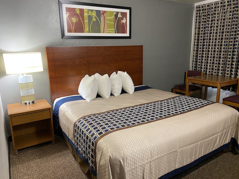 Standard Room, 1 King Bed, Non Smoking photo 2