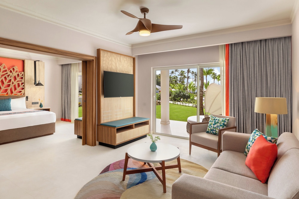 Club Suite, 1 King Bed, Garden View (Preferred) - Photo 2
