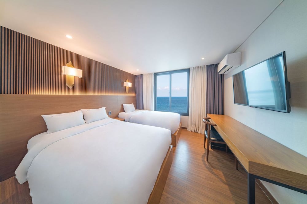 [Breakfast for 2 PKG]  Deluxe Twin Room photo 1