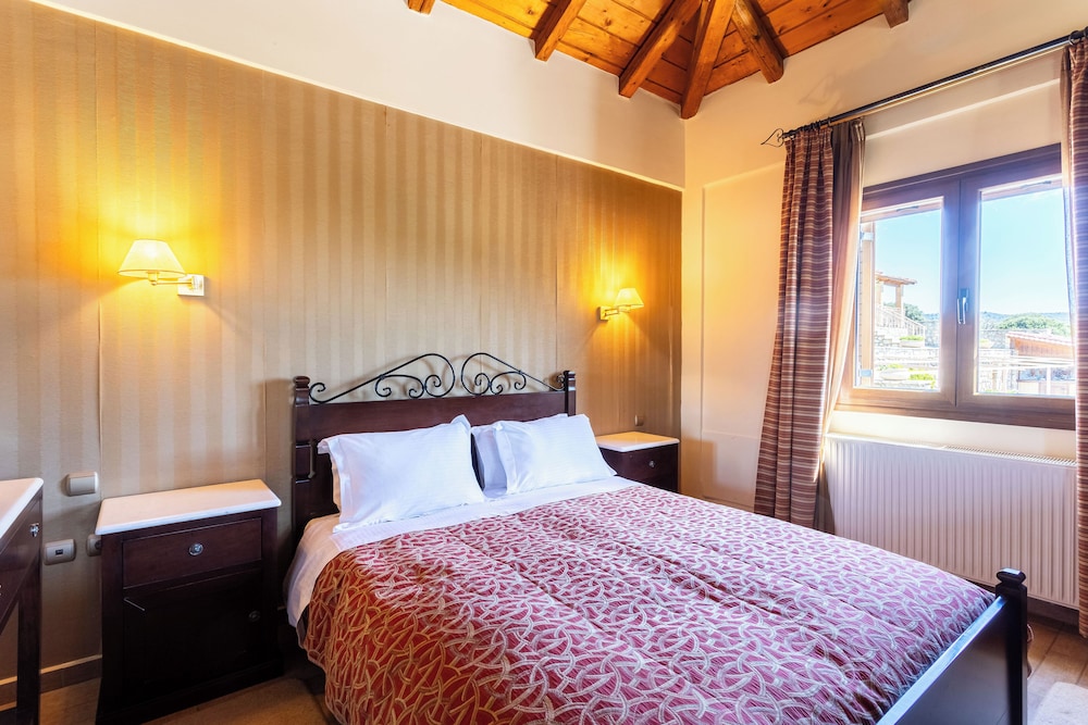 Traditional Studio Suite, Pool View photo 3