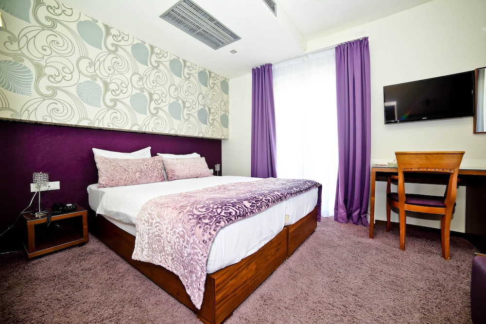 Classic Triple Room, Balcony, Annex Building - Photo 3