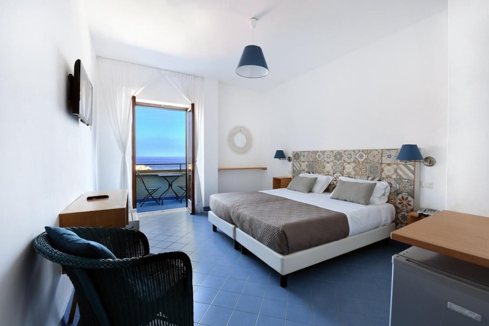 Double or Twin Room, Sea View - Photo 3