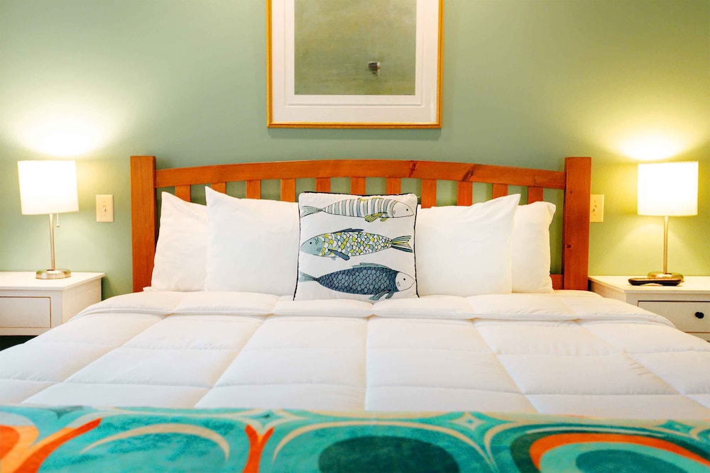 Room, 1 King Bed with Sofa bed, Private Bathroom, Resort View