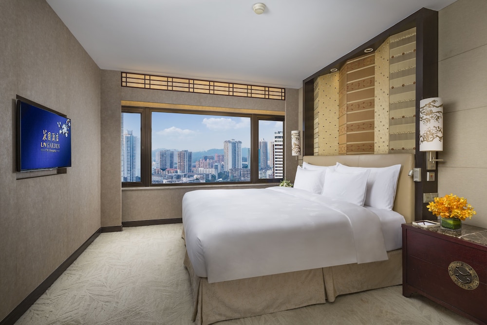 Garden Non-Smoking King Bed Executive Suite - Photo 1