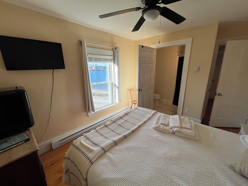 Classic Room, 1 Queen Bed, Bay View, Beachside photo 3