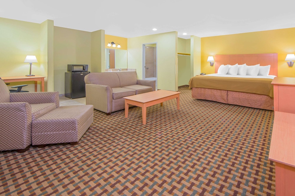 Suite, 1 King Bed - Photo 1