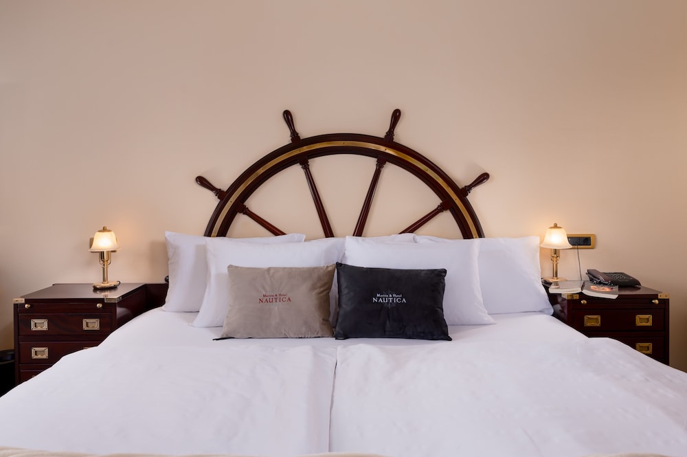 Superior Double Room, 1 King Bed, Balcony, Partial Sea View photo 2