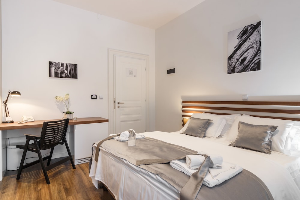 City Double Room, 1 Queen Bed, Balcony photo 2