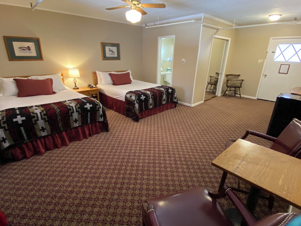 Deluxe Single Room, 2 Queen Beds, Mountain View photo 2